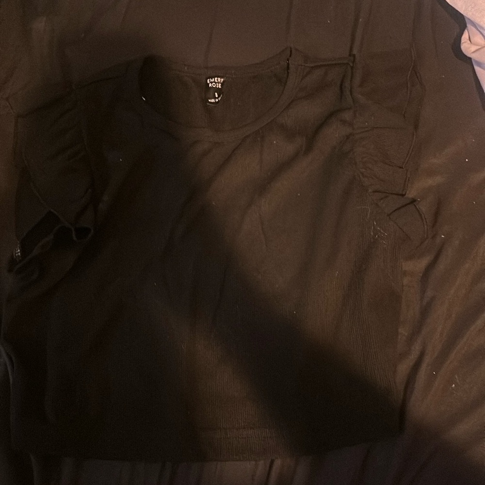 sleeves have ruffles on them